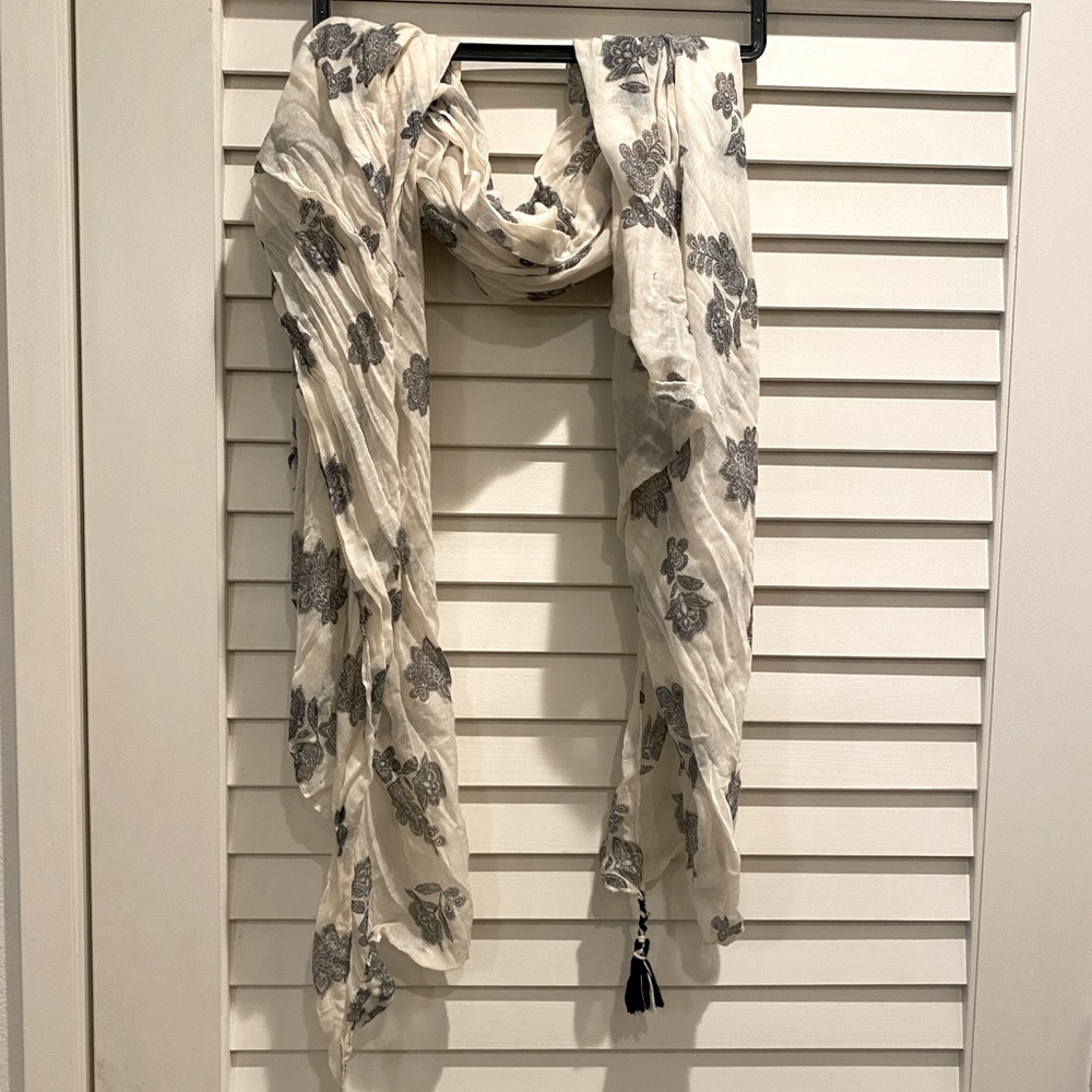 Womens Textured Scarf with Tassles